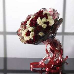 Hand Bouquet of Red n White Roses